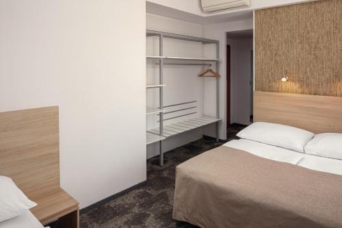 Habitación Doble Estándar con cama supletoria del hotel Ambiance. Foto 5