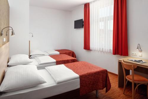 Habitación Doble Estándar con cama supletoria del hotel Ambiance. Foto 6