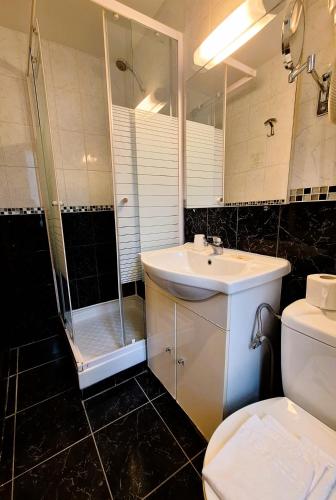 Habitación Doble - 2 camas del hotel Hipotel Paris Gambetta Republique. Foto 5