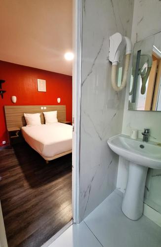 Habitación Doble del hotel Hipotel Paris Gambetta Republique. Foto 14