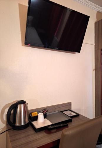 Habitación Triple del hotel Hipotel Paris Gambetta Republique. Foto 5