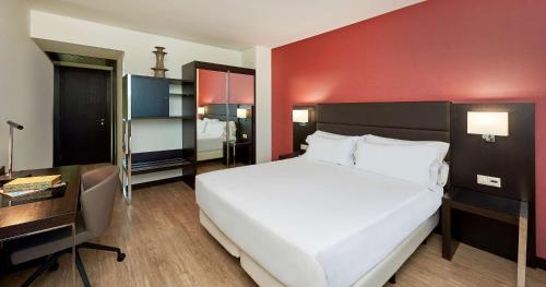 Habitación Doble Estándar con cama supletoria - 1 o 2 camas del hotel NH Coimbra Dona Inês. Foto 1