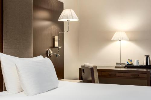 Habitación Doble Estándar con vistas al río - 1 o 2 camas del hotel NH Coimbra Dona Inês. Foto 12