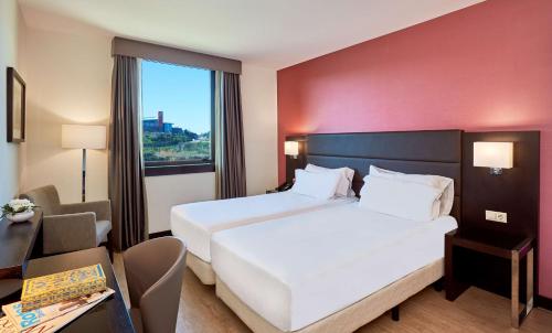 Habitación Estándar con vistas al río y cama supletoria del hotel NH Coimbra Dona Inês. Foto 2