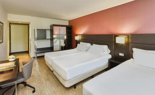 Habitación Triple Estándar del hotel NH Coimbra Dona Inês. Foto 1