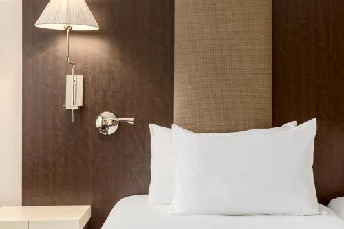 Habitación Triple Estándar del hotel NH Coimbra Dona Inês. Foto 8
