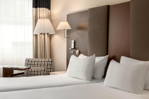 Habitación Triple Estándar del hotel NH Coimbra Dona Inês. Foto 9