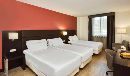 Habitación Triple Estándar con cama supletoria del hotel NH Coimbra Dona Inês