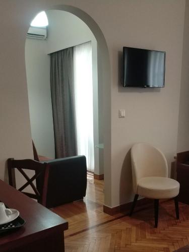 Habitación triple con balcón del hotel Ambrosia Suites and Aparts. Foto 2