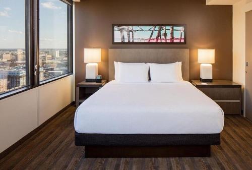 One - Bedroom King Suite with View and Roll - In Shower - Disability Access del hotel Hyatt House New Orleans/downtown