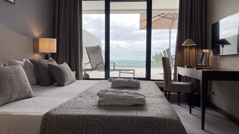 Suite superior, 1 cama de matrimonio grande del hotel Santarem. Foto 3