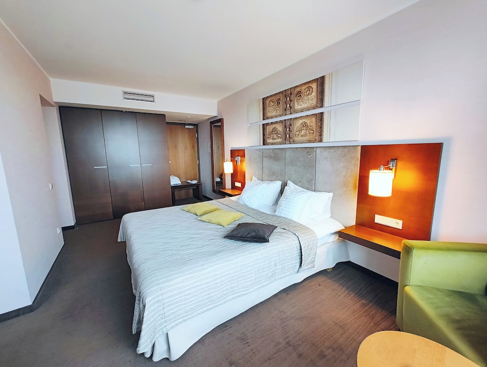 Apartamento con Cama Doble y Salón del hotel Mercure Marijampole. Foto 1