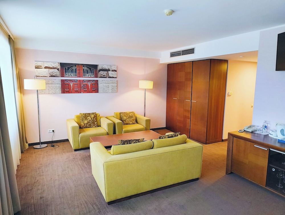 Apartamento con Cama Doble y Salón del hotel Mercure Marijampole. Foto 2