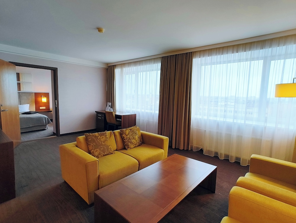 Apartamento con Cama Doble y Salón del hotel Mercure Marijampole. Foto 3