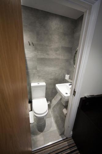 Habitación Doble con baño privado del hotel St George's Inn Victoria. Foto 6