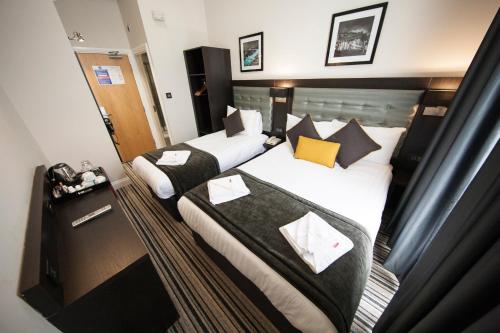 Habitación Triple con baño privado del hotel St George's Inn Victoria. Foto 1