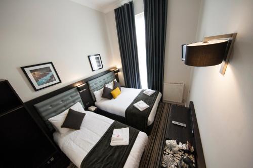 Habitación Triple con baño privado del hotel St George's Inn Victoria. Foto 2