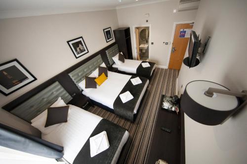 Habitación Cuádruple con baño privado del hotel St George's Inn Victoria