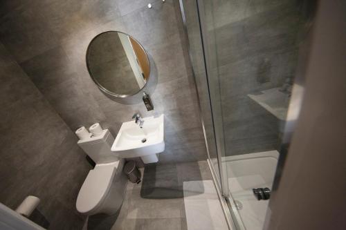 Habitación Cuádruple con baño privado del hotel St George's Inn Victoria. Foto 1