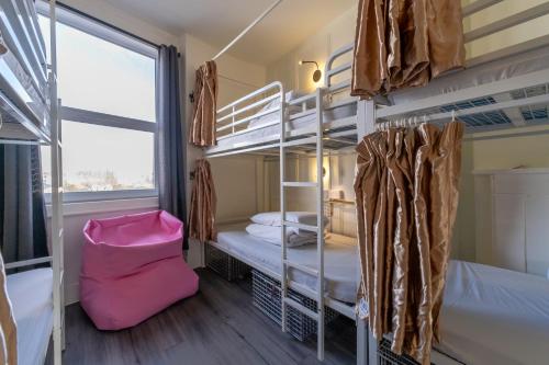 Cama en habitación compartida femenina de 8 camas del hotel Book A Bed