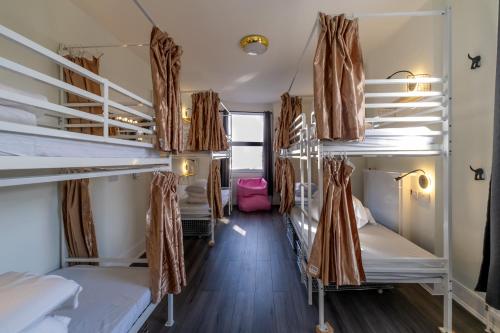 Cama en habitación compartida femenina de 8 camas del hotel Book A Bed. Foto 1