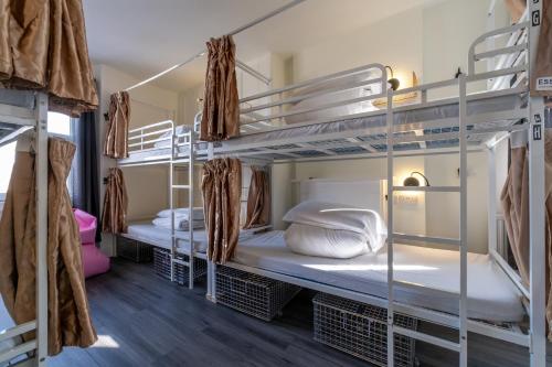 Cama en habitación compartida femenina de 8 camas del hotel Book A Bed. Foto 3