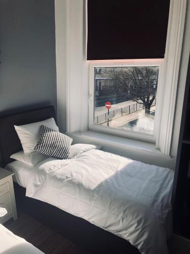 Habitación Doble con baño compartido - 1 o 2 camas del hotel Book A Bed. Foto 8