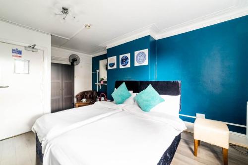 Habitación Doble con baño compartido - 1 o 2 camas del hotel Book A Bed. Foto 9