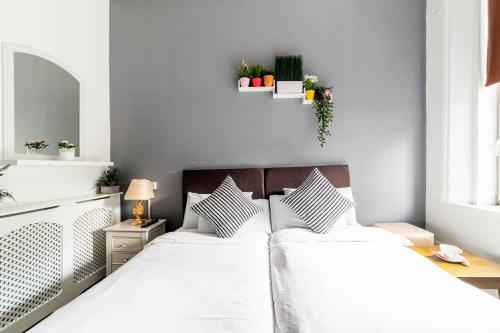 Habitación Doble con baño compartido - 1 o 2 camas del hotel Book A Bed. Foto 11