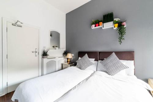 Habitación Doble con baño compartido - 1 o 2 camas del hotel Book A Bed. Foto 16