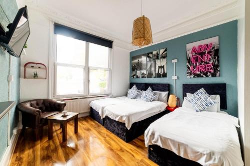 Habitación Triple Básica con baño compartido del hotel Book A Bed