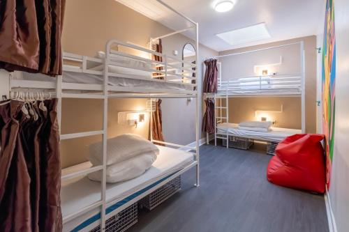 Cama en habitación compartida mixta de 4 camas del hotel Book A Bed. Foto 1