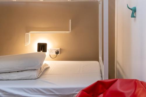 Cama en habitación compartida mixta de 4 camas del hotel Book A Bed. Foto 4