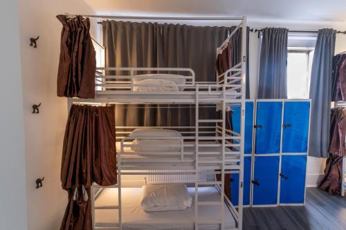 Cama en habitación compartida mixta de 9 camas del hotel Book A Bed