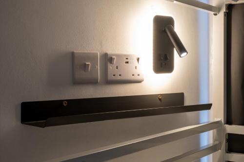 Cama en habitación compartida mixta de 9 camas del hotel Book A Bed. Foto 5