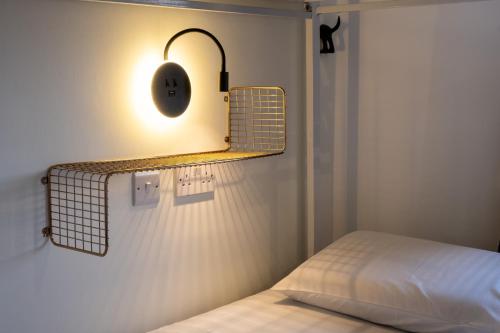 Cama en habitación compartida femenina de 8 camas del hotel Book A Bed. Foto 8