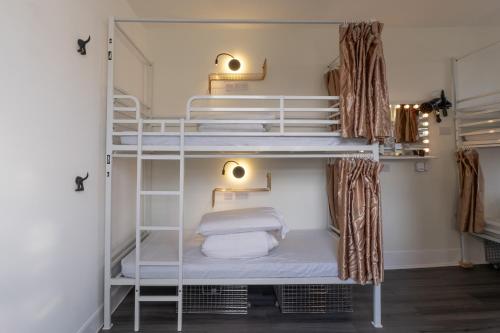 Cama en habitación compartida femenina de 8 camas del hotel Book A Bed. Foto 8