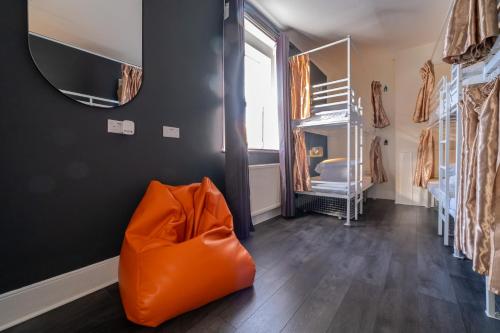 Cama en habitación compartida mixta de 6 camas del hotel Book A Bed