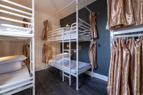 Cama en habitación compartida mixta de 6 camas del hotel Book A Bed. Foto 2