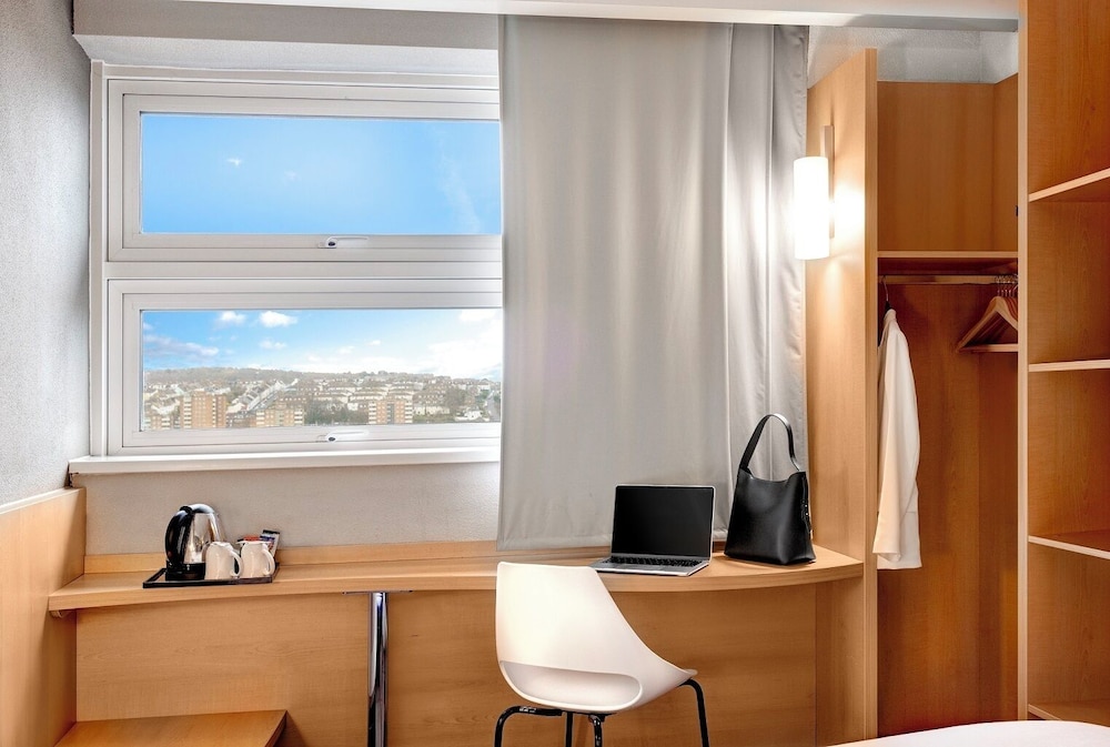 Habitación familiar, varias camas del hotel Ibis Brighton City Centre - Station. Foto 5