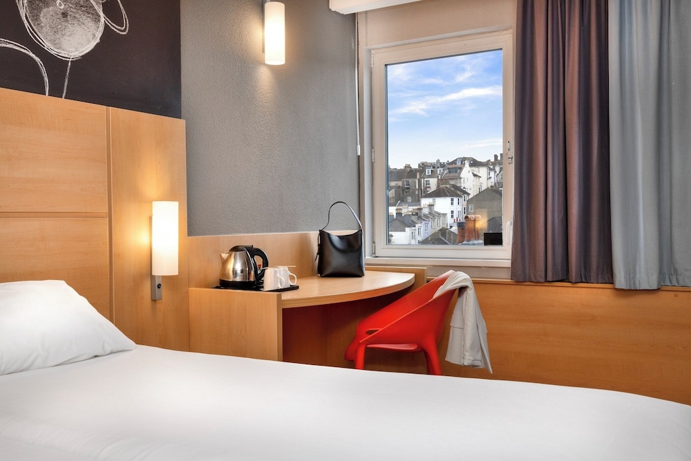 Habitación estándar, 3 camas individuales del hotel Ibis Brighton City Centre - Station. Foto 1