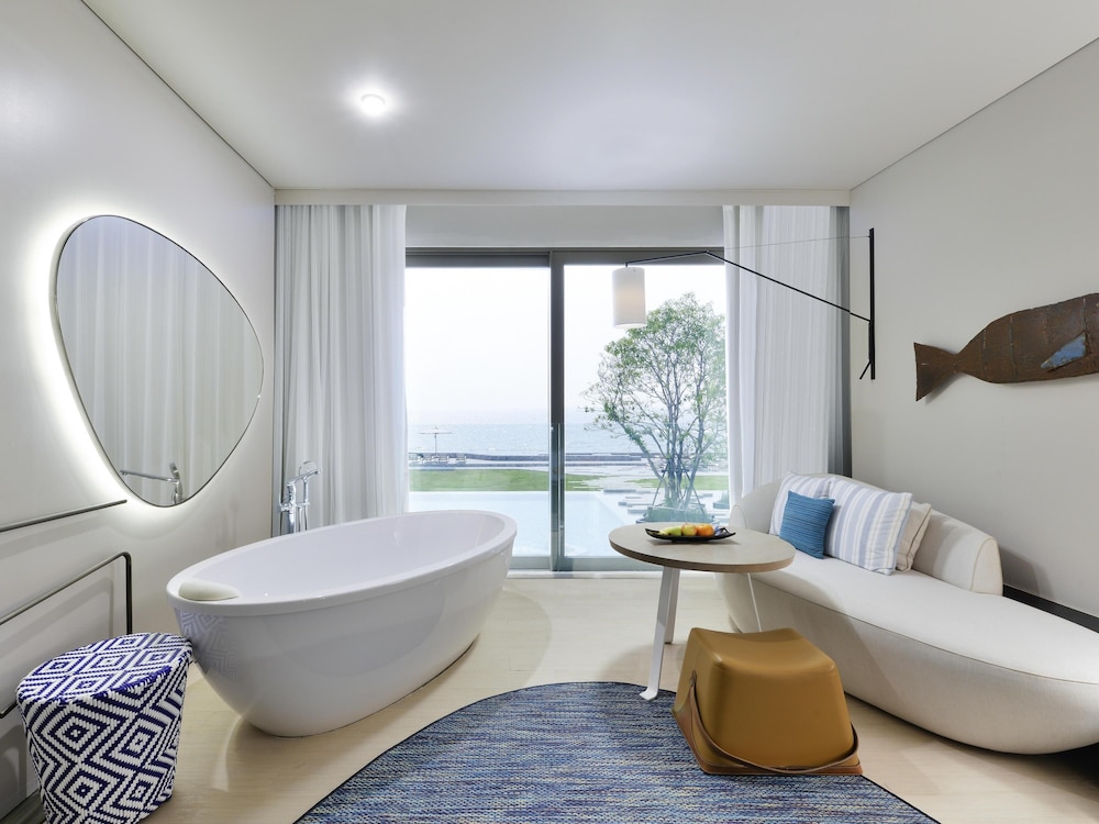 OCEAN FRONT ROOM, 1 King Bed del hotel Veranda Resort Pattaya Mgallery - Sha Extra Plus
