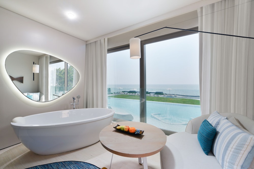 OCEAN FRONT ROOM, 1 King Bed del hotel Veranda Resort Pattaya Mgallery - Sha Extra Plus. Foto 9