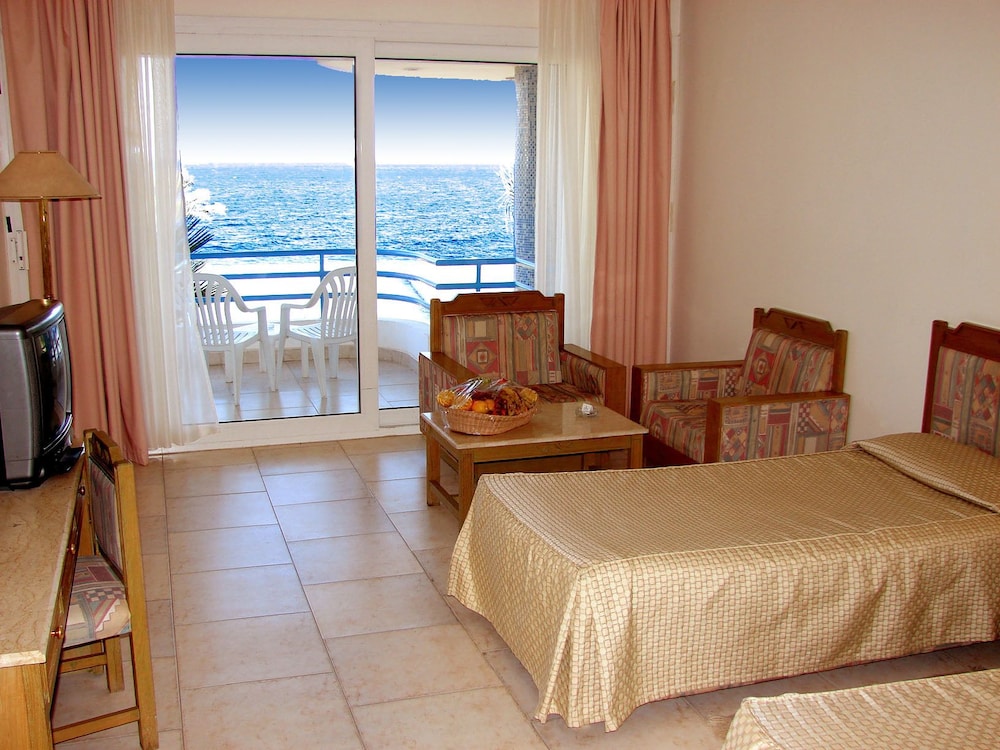 Habitación superior con 1 cama doble o 2 individuales, vistas al mar del hotel Queen Sharm Resort