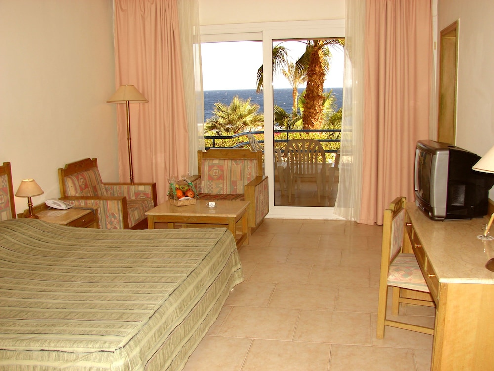 Habitación superior con 1 cama doble o 2 individuales, vistas al mar del hotel Queen Sharm Resort. Foto 1