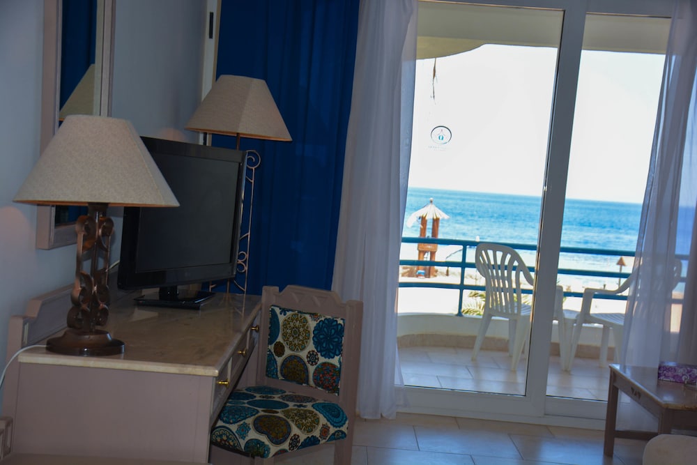 Habitación superior con 1 cama doble o 2 individuales, vistas al mar del hotel Queen Sharm Resort. Foto 2