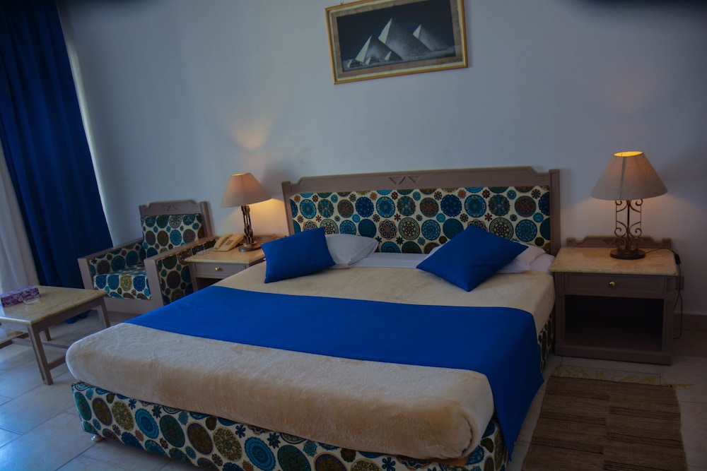 Habitación superior con 1 cama doble o 2 individuales, vistas al mar del hotel Queen Sharm Resort. Foto 3
