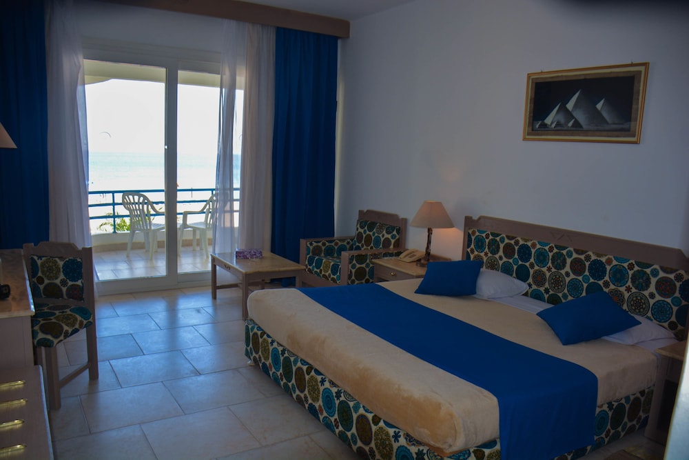Habitación superior con 1 cama doble o 2 individuales, vistas al mar del hotel Queen Sharm Resort. Foto 4