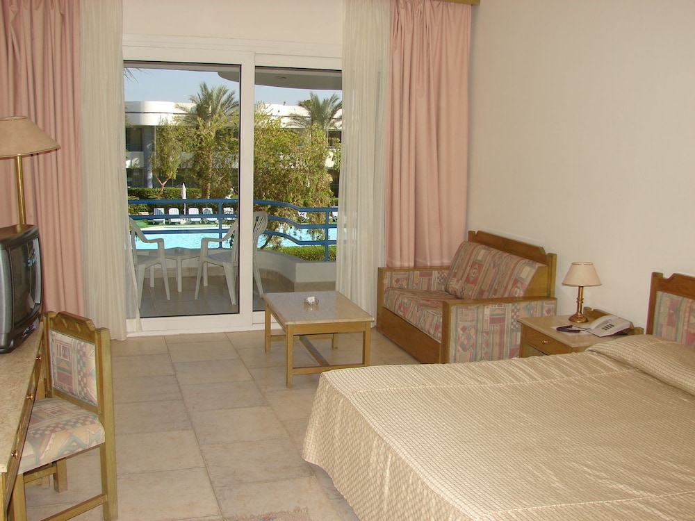 Habitación estándar con 1 cama doble o 2 individuales, vistas a la piscina del hotel Queen Sharm Resort