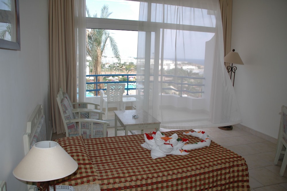 Habitación estándar con 1 cama doble o 2 individuales, vistas a la piscina del hotel Queen Sharm Resort. Foto 2